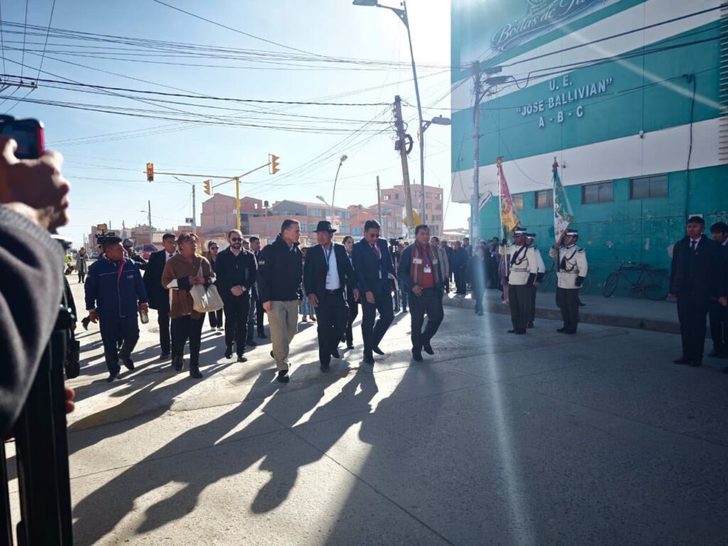 Viacha regresa a las clases presenciales un mes después de la tragedia en el Regimiento Bolívar
