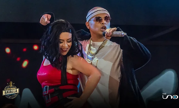 Camila Flores y Cardamomi brillan en el escenario con "Mayores" y logran 7,0 puntos
