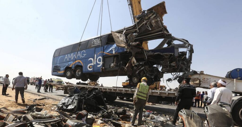 Trágico accidente en Egipto: 13 muertos y 34 heridos en choque de autobús turístico