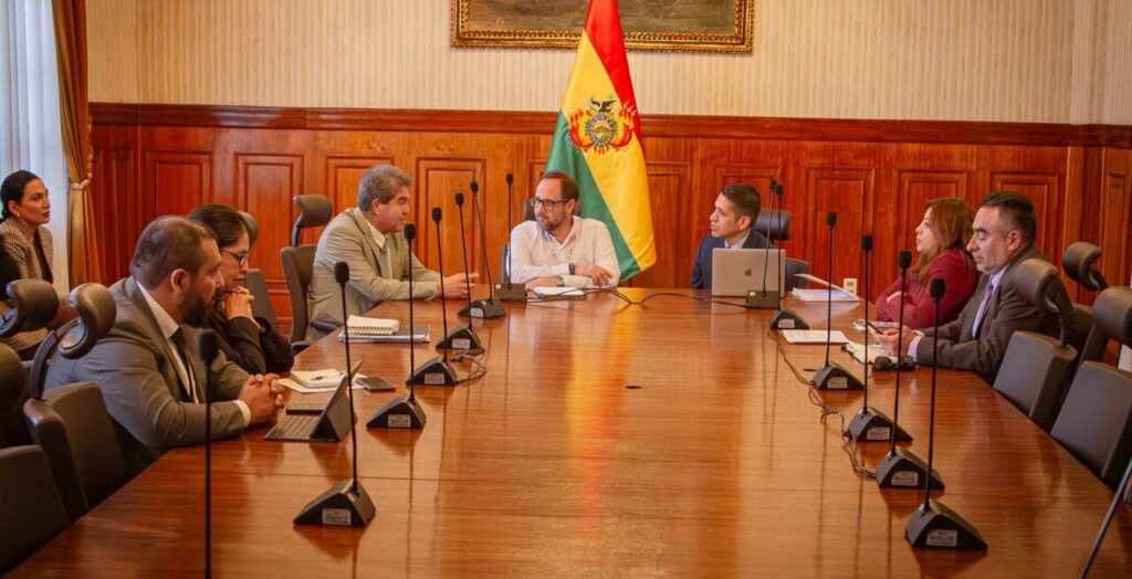 Coordinación entre gobierno y sector privado para abordar problemas de exportación de madera a Chile