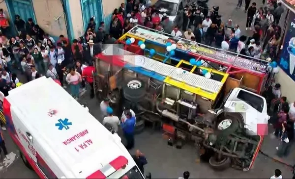 Accidente de camión escolar deja heridos durante desfile en Ecuador
