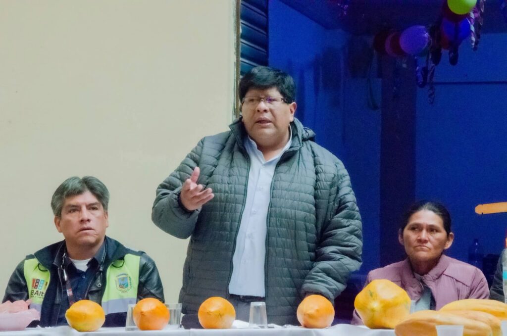 Alcalde de El Alto se reúne con productores ecológicos para impulsar la venta de frutas