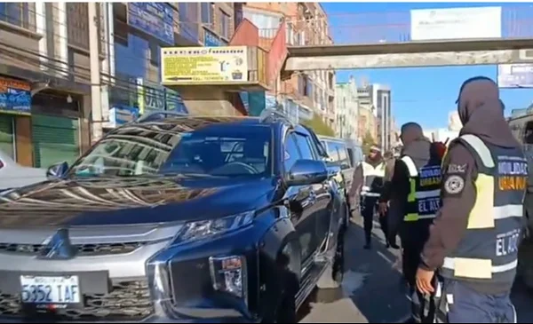 Operativo en El Alto para eliminar paradas de transporte no autorizadas