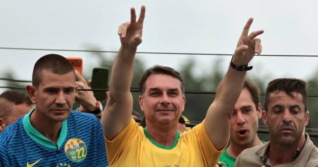 Flávio Bolsonaro se sitúa al frente en los primeros resultados de las elecciones brasileñas