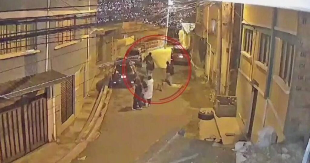 Captan en video un violento atraco a una joven en La Paz