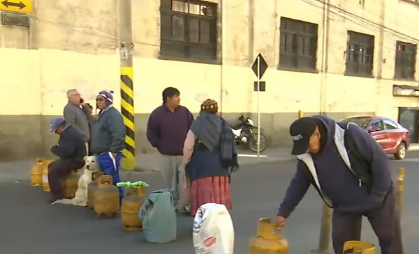 Bloqueo en avenida Sucre por escasez de GLP en La Paz