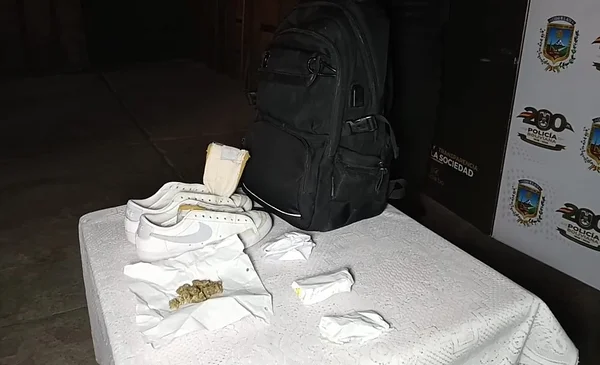 Detienen a un joven en El Alto con posible droga oculta en sus zapatos