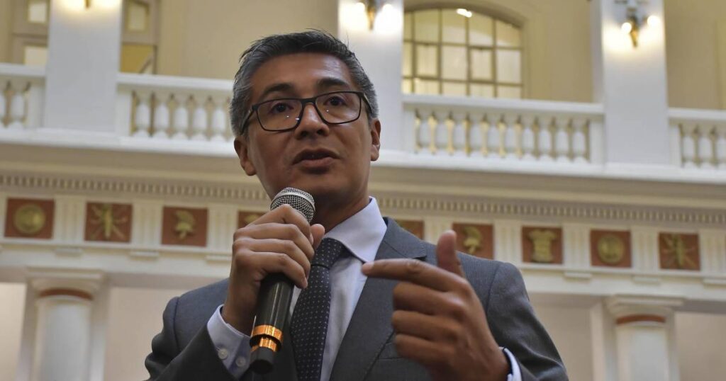 Espinoza defiende la contracción económica como un ajuste necesario