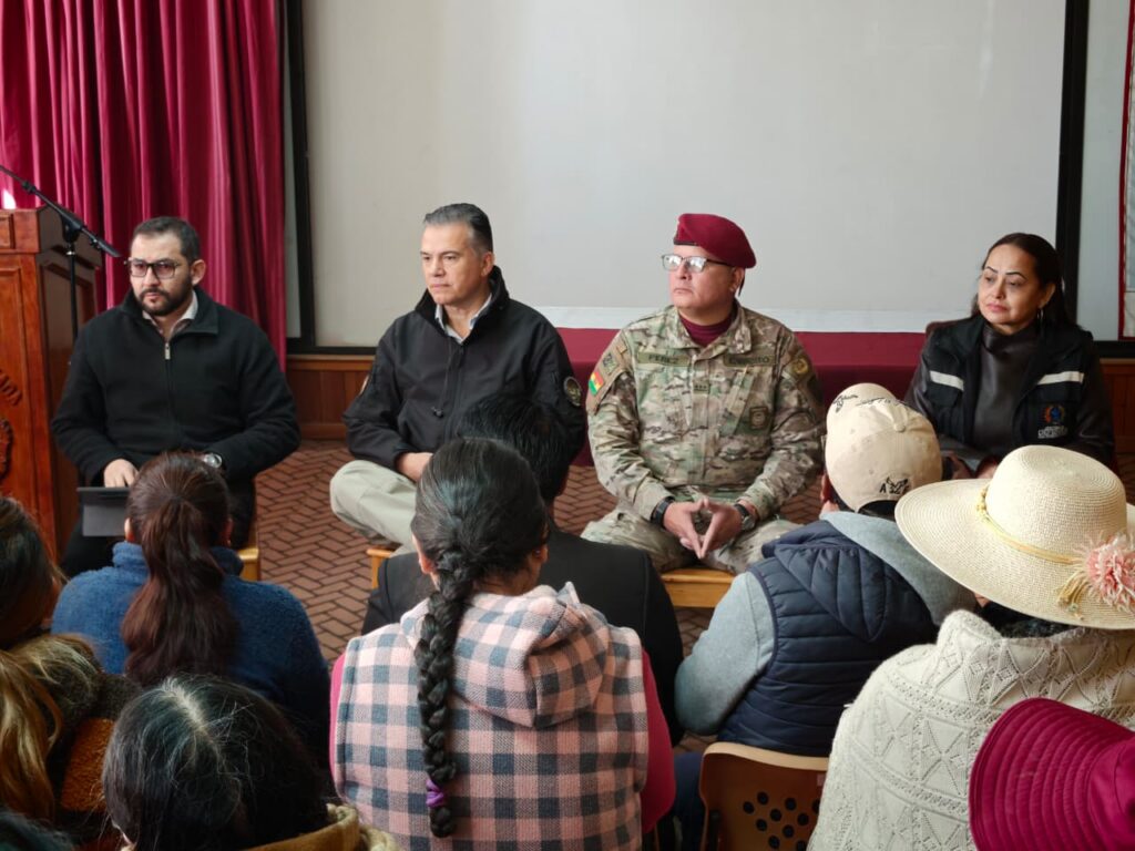 Ministro de Defensa asegura atención a damnificados en Viacha