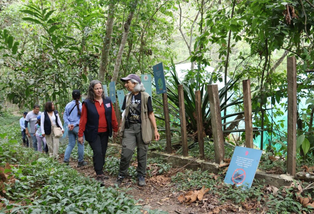 Amanda Porter, encargada de Negocios de EE.UU., visita Senda Verde en Coroico