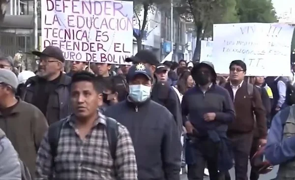 Maestros mantienen presión pese a invitación al diálogo del Gobierno