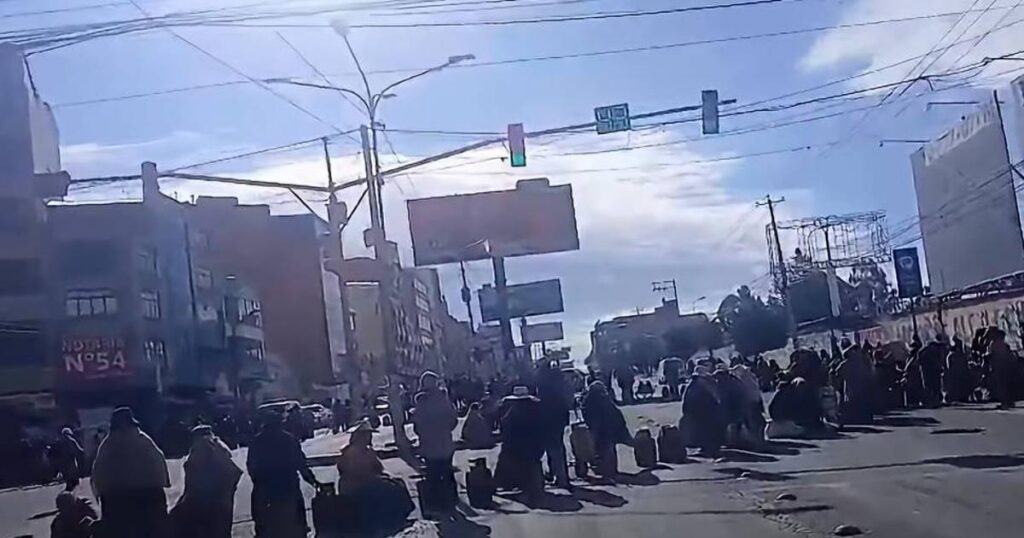 Protesta en El Alto por escasez de gas: vecinos cierran avenida principal