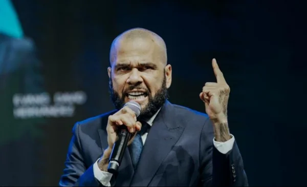 Dani Alves reflexiona sobre la fe en un encuentro religioso