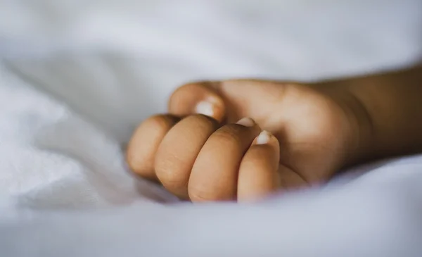 Un niño de tres años se encuentra en grave estado tras ser agredido por sus padres en El Alto