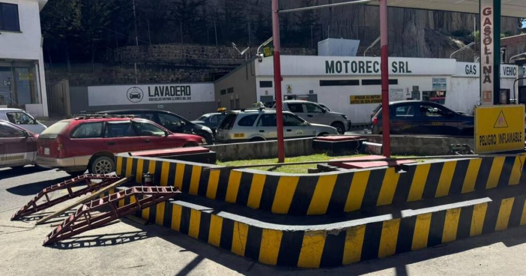 Continúan las largas filas por gasolina en el eje central del país