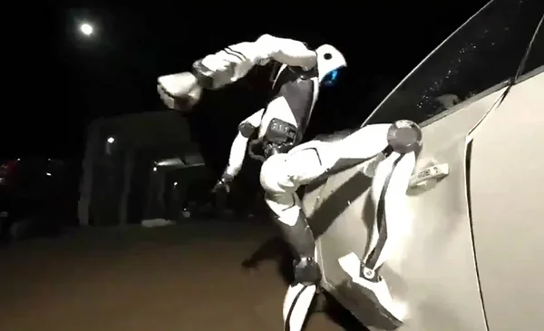 Innovación tecnológica: China lanza un robot guardaespaldas con habilidades marciales