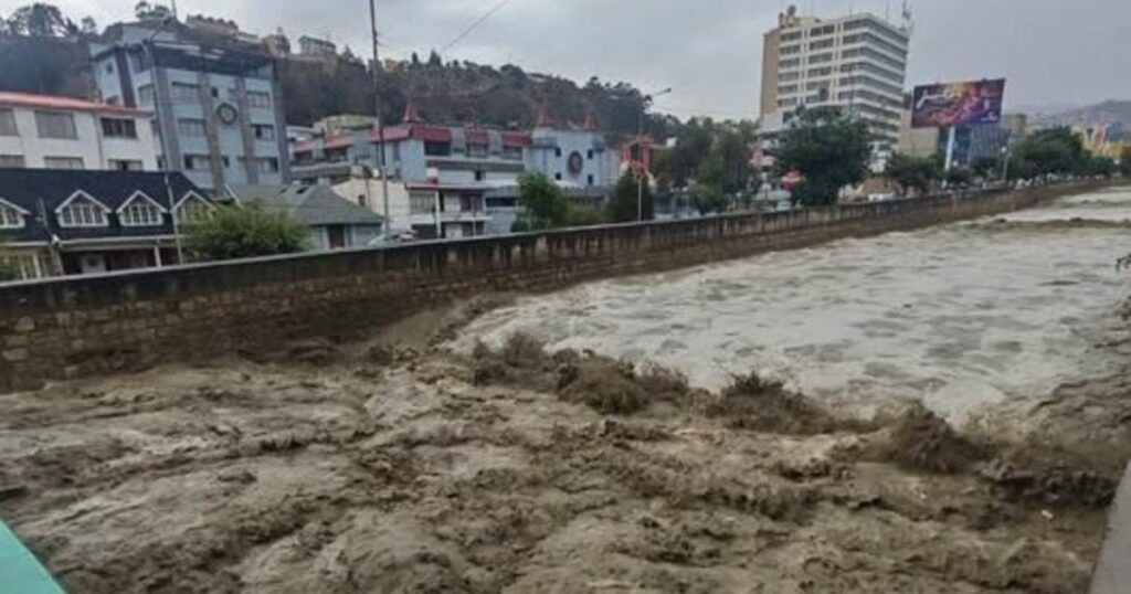 Intensas lluvias en La Paz generan desbordes e inundaciones